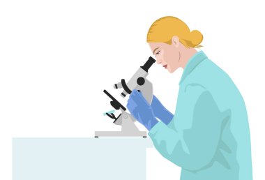 Avrupalı kadın bilim adamı mikroskopta sonuçları analiz ediyor.