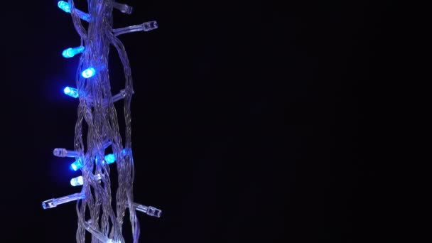 Lumières scintillantes décoratives de Noël dans l'obscurité — Video