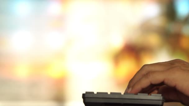 Typen op het toetsenbord van de computer in langzame man — Stockvideo