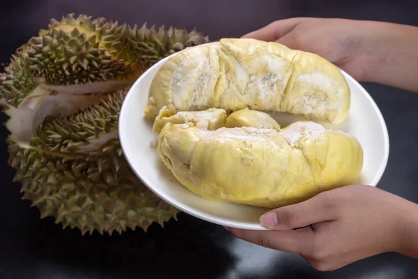 Mains Tenant Durian Pelé Sur Plaque Blanche — Photo