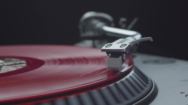 Pressionando play e ligando o gira-discos com disco de vinil vermelho — Vídeo de Stock