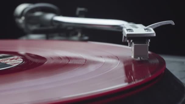 Op play te drukken en draaien op de vintage platenspeler speler met rode vinyl — Stockvideo