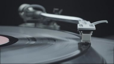 Play tuşuna basarak ve pikap oyuncu siyah vinil kaydı ile açma