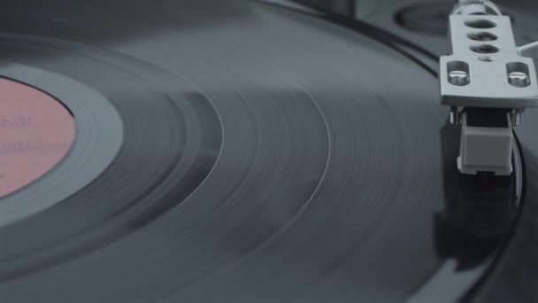 Working turntable player with black vinyl record — Stock Video