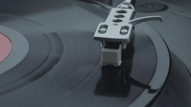 Turntable player with black vinyl record — Stock Video