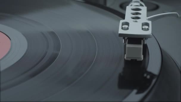 Timelapse van draaitafel speler met zwart vinyl record — Stockvideo