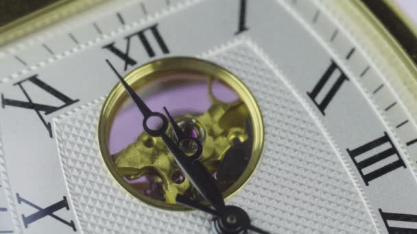 Mechanische gouden pols horloge timelapse tellen minuten voor middernacht macro schot — Stockvideo