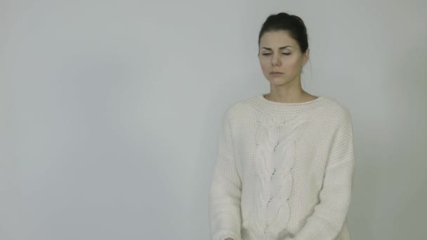 Menina com uma temperatura no suéter espirra — Vídeo de Stock
