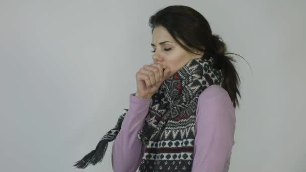 Девушка кашляет в шарфе — стоковое видео