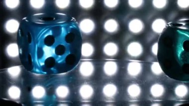 Işık arka plan üzerinde renkli dices döndürmek