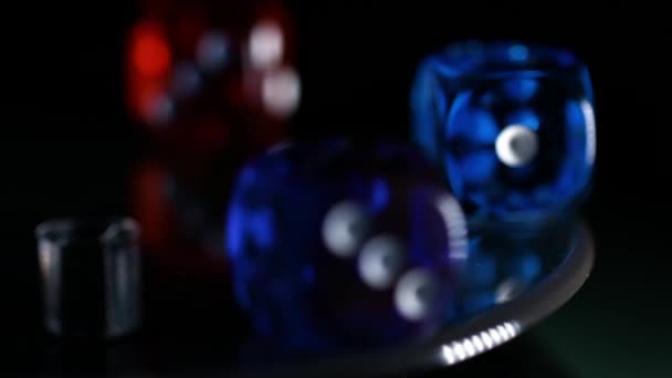 Dados coloridos giran en protector de pantalla oscuro para casinos — Vídeo de stock
