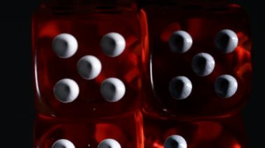 yansımaları renkli zar oyunu döndürmek karanlıkta