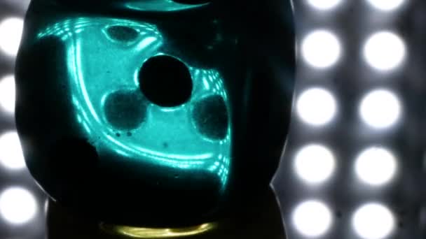 Макро-бросок с кубиками Аквамарина в темноте — стоковое видео