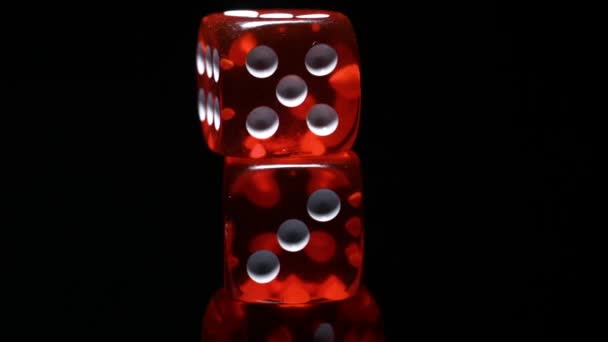 Röda tärningar rotera skärmsläckare för kasinon backgrounf — Stockvideo