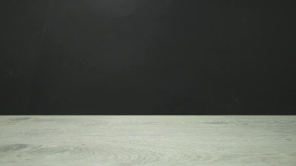 Zpomalený záběr bílé Domino pádu na černém pozadí — Stock video