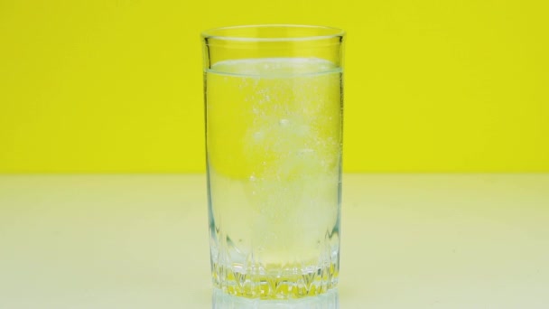 Gros plan d'une pilule effervescente 