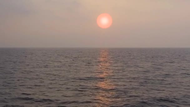 Tropische zonsondergang. De zon boven de Oceaan, de golven van de zee in het avondlicht — Stockvideo