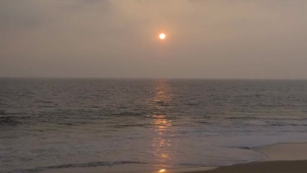 Tropických západ slunce. Slunce zapadá nad oceánem pláže, mořské vlny v podvečerním šeru — Stock video