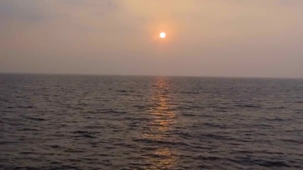 Tropických západ slunce. mořské vlny v podvečerním šeru — Stock video