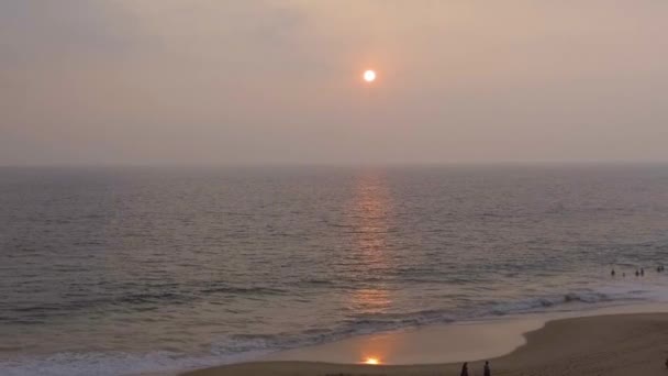 Tramonto tropicale. Il sole tramonta sull'oceano, le onde del mare alla luce della sera, la spiaggia sabbiosa alla sera — Video Stock