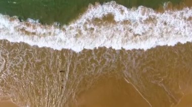 Dar plaj hattı, dalgalar ve okyanus, sri-lanka, hikkaduwa