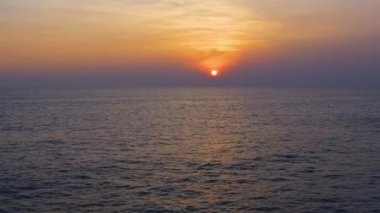 Tropikal gün batımı. akşam hafif, güzel gökyüzü degradedeki dalgalar deniz