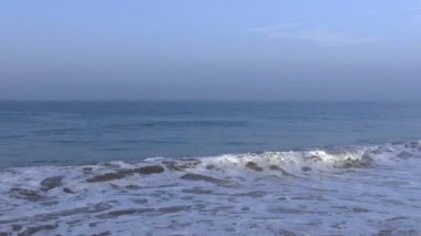 Yavaş hareket hava atış kız okyanus dalgaları ile sahilde yürüyor