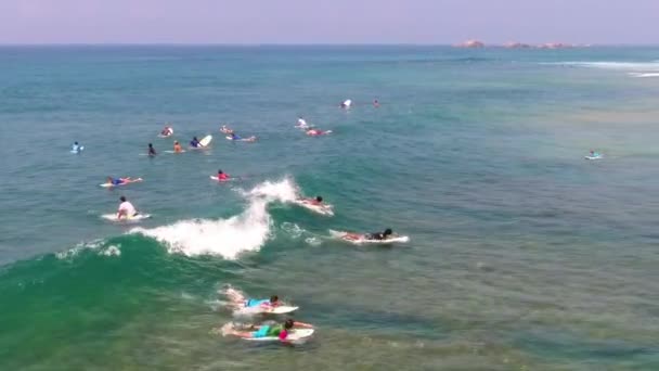 2018 FEBBRAIO SRI LANKA, HIKKADUWA tiro aereo di surfisti spiaggia — Video Stock