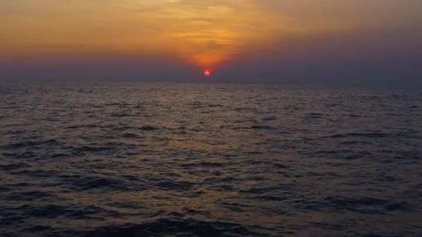 Тропічний захід сонця. Червоне сонце встановлює над океаном, морські хвилі у вечірньому світлі, красиве денне світло — стокове відео