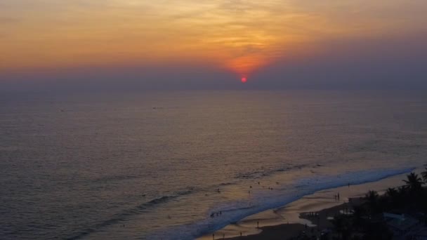 Tropikalne Zachód słońca. Słońce nad ocean w tropiki, fal morskich w świetle wieczoru — Wideo stockowe