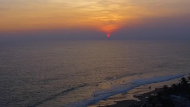 Tropických západ slunce. Západu slunce nad oceánem v tropické zemi, mořské vlny v podvečerním šeru — Stock video