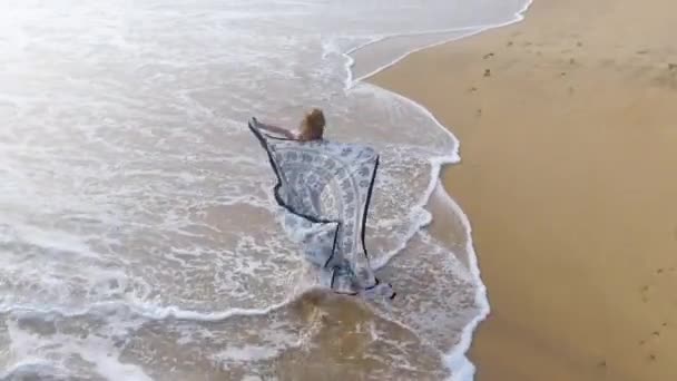 Aerial skott glad flicka kör längs stranden med vågor — Stockvideo