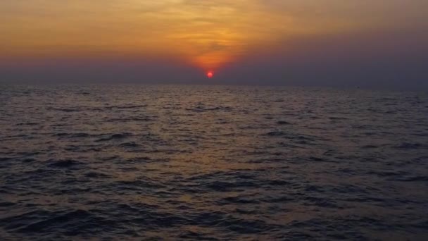Vue aérienne au ralenti Coucher de soleil tropical. Soleil rouge se couche sur l'océan, les vagues de la mer dans la lumière du soir, beau après-midi — Video