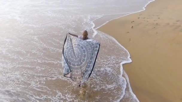 Zeitlupenaufnahme glückliches Mädchen, das mit Wellen am Meeresufer entlangläuft — Stockvideo