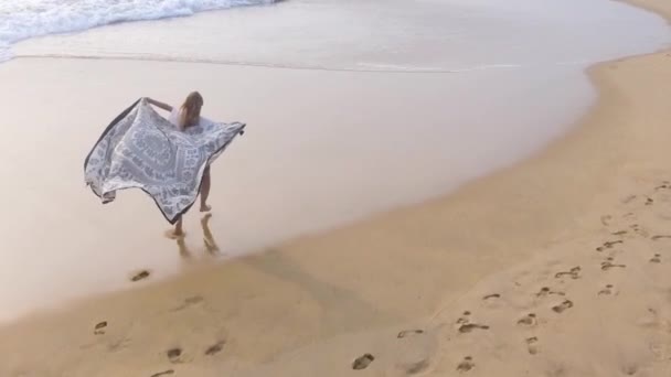 Zwolnionym tempie aerial strzał szczęśliwy dziewczyna biegnące wzdłuż brzegu oceanu — Wideo stockowe