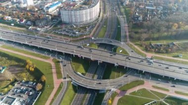 Avrupa metropolünde trafik kavşağı. Toplu taşıma hareketi. Havadan