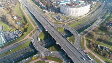 Şehir merkezindeki otoyolda toplu taşıma trafiği. Arabalar yol boyunca gider.