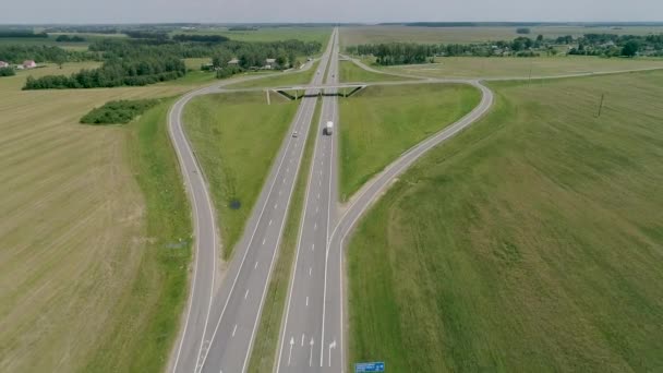 échangeur de trafic autoroute à quatre voies. Les camions roulent le long de la route junking. Aérien 