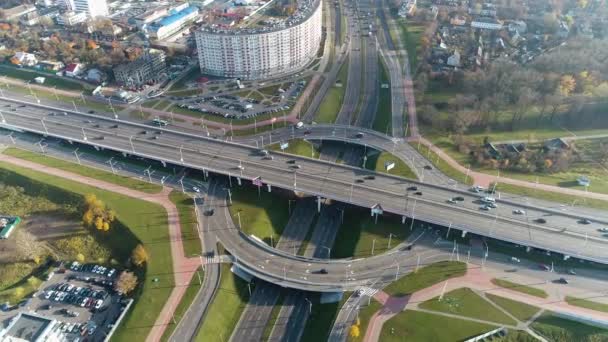 Traffic interchange in European metropolis. Movement of public transport. Aerial — Stock Video