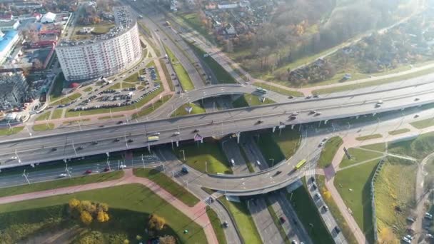Junção rodoviária na metrópole europeia. Tiro de drones aéreos — Vídeo de Stock