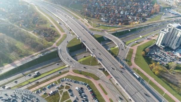 Перетин доріг в європейському метрополісі. Високий трафік. Міський ландшафт. Літній день — стокове відео