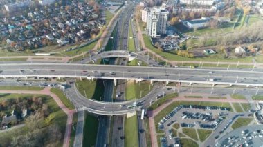 Metropolis 'teki otoyolda toplu taşıma trafiği. Şehir altyapısı. Havadan