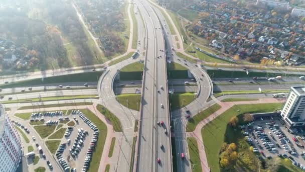 유럽 대도시의 교통의 변화입니다. 자동차와 트럭이길을따라 운전 한다 — 비디오