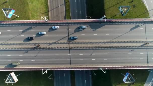 Circulação de transportes públicos multi-lane road in metropolis Auto-estradas de intersecção . — Vídeo de Stock