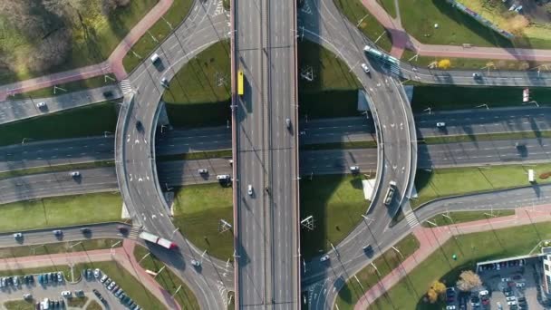 ヨーロッパの大都市の道路の交差点。空中ドローン撮影。トップ表示 — ストック動画