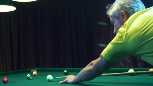 En man spelar snooker. Underhållande fritid på hotellet. Sidovy — Stockvideo