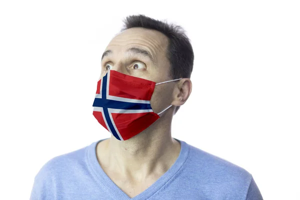 En man med medicinsk mask. Rädsla. Isolerad. Coronavirusutbrott i Europa. Övergångsbestämmelser — Stockfoto