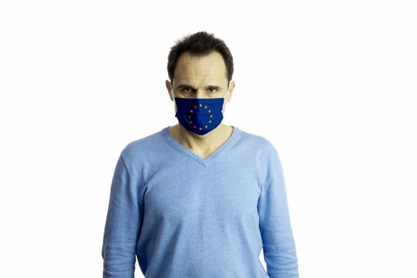 의료용 마스크를 쓴 남자. 고립되어 있지. 코로나 바이러스는 유럽에서 발생하였다. 세계적 유행병 — 스톡 사진
