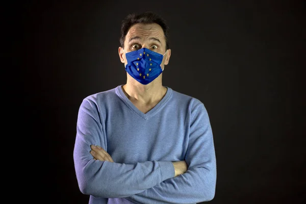 Människa medicinsk mask. Isolerad. Coronavirus pandemi i Europa. Karantänkoncept — Stockfoto
