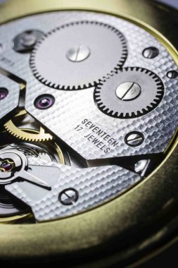 Le Locle, İsviçre 15.01.2020 - Tissot paslanmaz çelik çanta, altın PVD kaplama İsviçre kuvars mekanik saati açık saat mekanizması İsviçre yapımı izole saat